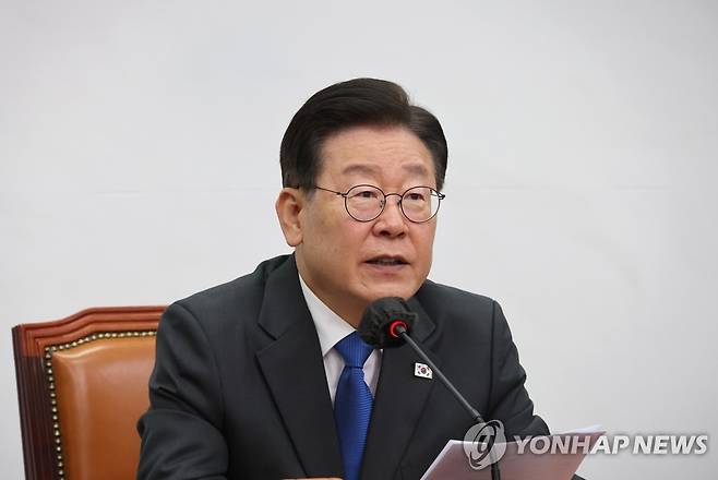 발언하는 이재명 대표 (서울=연합뉴스) 하사헌 기자 = 더불어민주당 이재명 대표가 28일 오전 서울 여의도 국회에서 열린 최고위원회의에서 발언하고 있다. 2023.6.28 toadboy@yna.co.kr