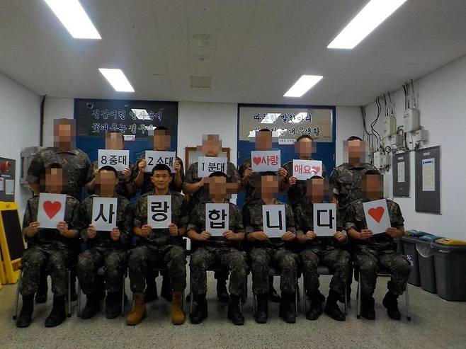 군복을 입고 사진 촬영에 나선 김민재(밑줄 왼쪽 세 번째) [육군훈련소 제공. 재판매 및 DB 금지]