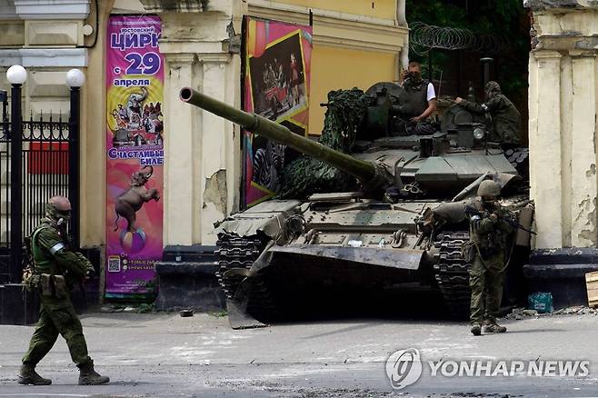 로스토프나도누 서커스 빌딩 입구에 낀 전차 [AFP 연합뉴스 자료사진. 재판매 및 DB 금지]