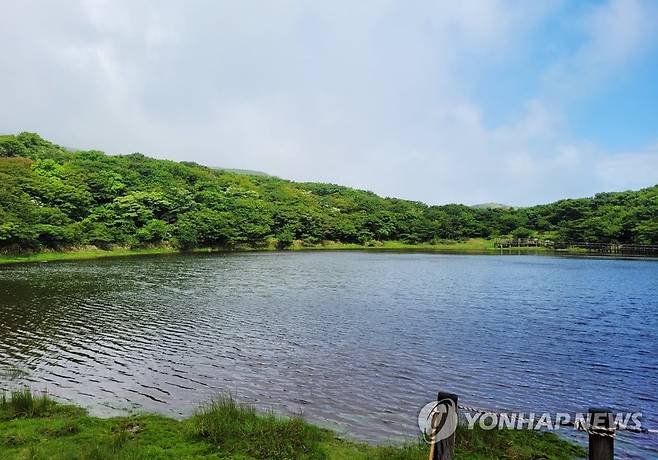 물 가득 찬 한라산 사라오름 분화구 (제주=연합뉴스) 지난 24일부터 나흘간 450㎜ 넘는 비가 내린 한라산 성판악 탐방로 인근에 자리한 사라오름 분화구에 28일 오전 물이 가득 고여 마치 산 속의 호수 같은 풍경을 자아내고 있다. 2023.6.28 [독자 김근생씨 제공. 재판매 및 DB 금지] dragon.me@yna.co.kr