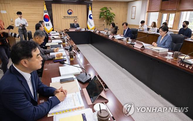 개인정보보호위원회 제11차 전체 회의 (서울=연합뉴스) 황광모 기자 = 고학수 개인정보보호위원회 위원장이 28일 오전 서울 종로구 정부서울청사에서 열린 제11차 전체 회의에 참석해 심의ㆍ의결 안건을 설명하고 있다. 2023.6.28 hkmpooh@yna.co.kr