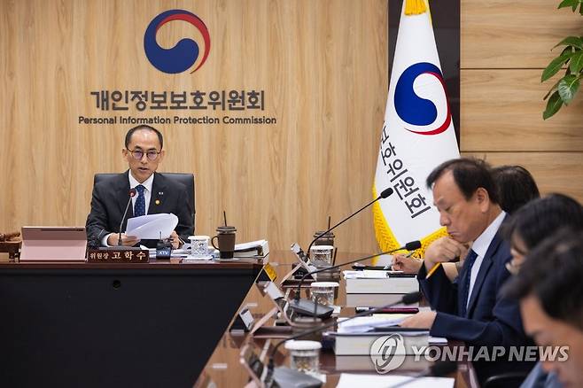 심의ㆍ의결 안건을 설명하는 고학수 개인정보보호위원장 (서울=연합뉴스) 황광모 기자 = 고학수 개인정보보호위원회 위원장이 28일 오전 서울 종로구 정부서울청사에서 열린 제11차 전체 회의에 참석해 심의ㆍ의결 안건을 설명하고 있다. 2023.6.28 hkmpooh@yna.co.kr