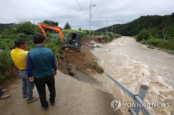 밤새 내린 폭우로 제방 붕괴 (광주=연합뉴스) 조남수 기자 = 28일 오전 광주 북구 망월동 석곡천 제방 50m가량이 무너져 있다. 2023.6.28 iso64@yna.co.kr