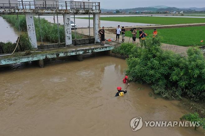 폭우에 실종된 수리시설 감시원 (함평=연합뉴스) 정회성 기자 = 28일 오후 전남 함평군 엄다면 하천에서 소방특수구조대원이 전날 밤 폭우 피해를 막으려다가 실종된 수리시설 감시원을 찾아 수중 수색을 하고 있다. 2023.6.28 hs@yna.co.kr