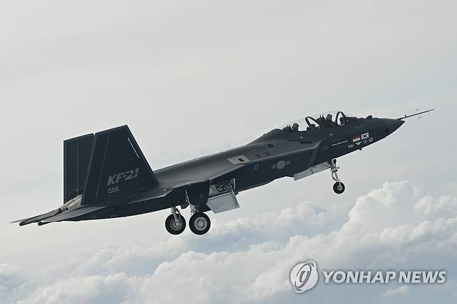 국산 전투기 KF-21 시제 6호기 최초비행 성공 (서울=연합뉴스) 방위사업청이 28일 국산 초음속 전투기 KF-21(보라매)의 마지막 시제기인 6호기가 경남 사천 제3훈련비행단에서 오후 3시 49분 이륙해 33분 동안 비행에 성공했다고 밝혔다. 사진은 KF-21 시제 6호기. 2023.6.28 [방위사업청 제공. 재판매 및 DB 금지] photo@yna.co.kr