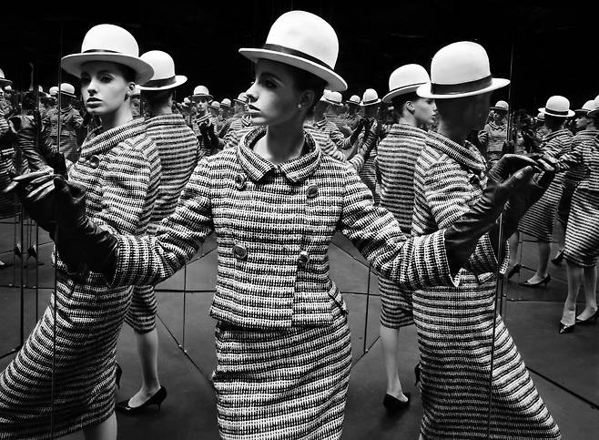 (Antonia and mirrors, Paris) for Vogue 1963 (c)Estate of William Klein