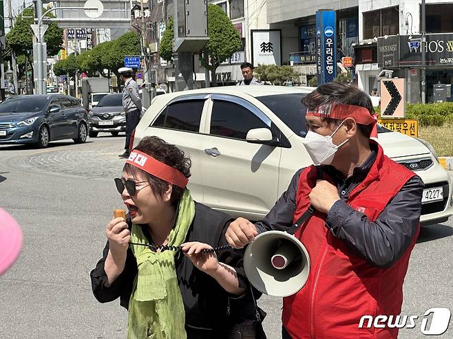 지난달 2일 충북 충주중앙어울림시장 안전진단 'E등급'에 따른 시설 사용금지 조치에 한 상인이 "생존권을 보장하라＂며 대책을 요구하고 있다.2023.5.2/뉴스1 ⓒ News1 윤원진 기자