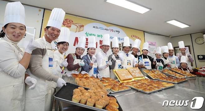 제주도의회의 김경학 의장과 김대진·김황국 부의장, 송영훈 운영위원장 등 의장단과 의원들은 7일 오전 대학적십자사 제주지사 빵 나눔터에서 ‘사랑의 빵’ 나눔 봉사에 나서고 있다. (제주도의회 제공) 2022.11.7/뉴스1 ⓒ News1 홍수영 기자