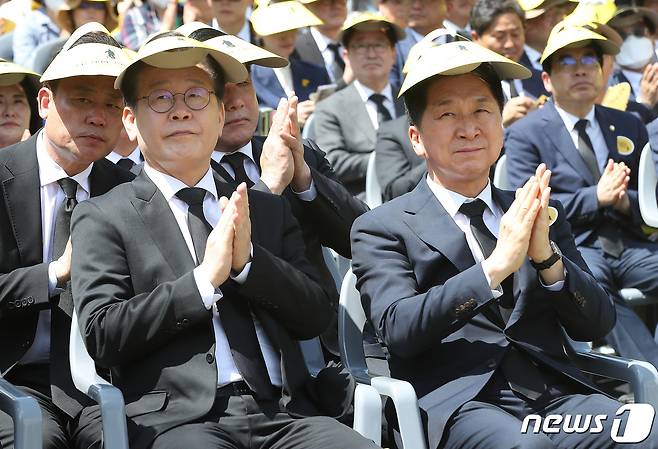 이재명 더불어민주당 대표(왼쪽)와 김기현 국민의힘 대표가 23일 경남 김해시 봉하마을에서 엄수된 노무현 전 대통령 서거 14주기 추도식에 참석해 박수를 치고 있다. 2023.5.23/뉴스1 ⓒ News1 임세영 기자