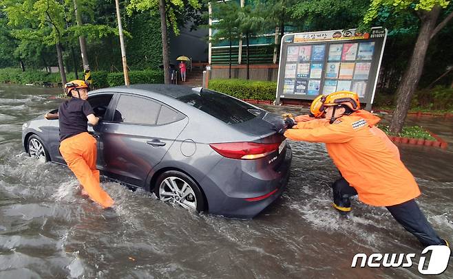 폭우가 내린 지난해 8월8일 인천시 미추홀구의 한 거리에 차량이 침수돼 소방대원들이 안전조치를 하고 있다. (인천소방본부 제공) 2022.8.8/뉴스 ⓒ News1 정진욱 기자