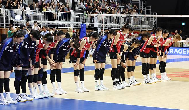 여자배구대표팀 선수들이 29일 서수원칠보체육관에서 열린 2023 국제배구연맹(FIVB) 발리볼네이션스리그(VNL) 도미니카공화국의 경기에서 패한 뒤 인사하고 있다. 2023.6.29. 수원 | 연합뉴스