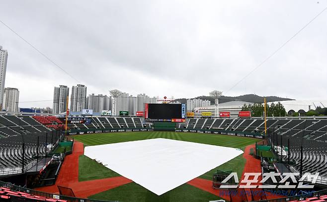 29일 부산 사직구장에서 2023 KBO리그 삼성과 롯데의 경기가 펼쳐질 예정인 가운데 그라운드에 비가 내려 방수포가 덮여있다. 부산=허상욱 기자 wook@sportschosun.com/2023.06.29/