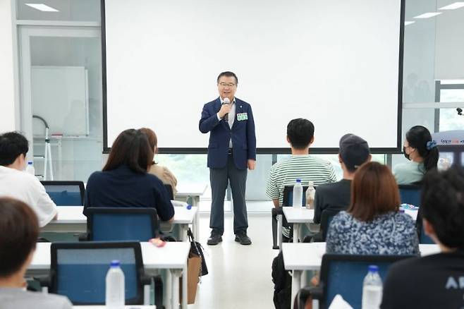 류경기 중랑구청장이 28일 교육 현장을 찾아 참여자들을 격려했다.