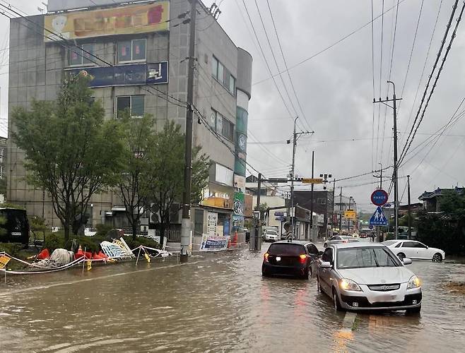 전국적으로 장맛비가 내린 29일 경북 영주 시내 한 도로가 호우로 빗물에 잠겨있다. 이날 오후 7시 기준 누적 강수량은 경북 영주 이산 69.5㎜, 문경 동로 68.0㎜, 봉화읍 57.0㎜ 등이다. /경북소방본부