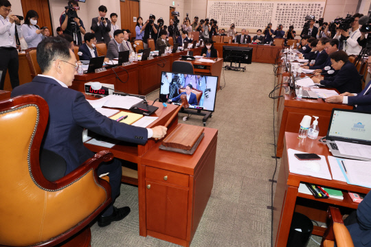 29일 오전 국회에서 열린 법제사법위원회 전체회의에서 김도읍 위원장이 의사봉을 두드리고 있다. 사진=연합뉴스