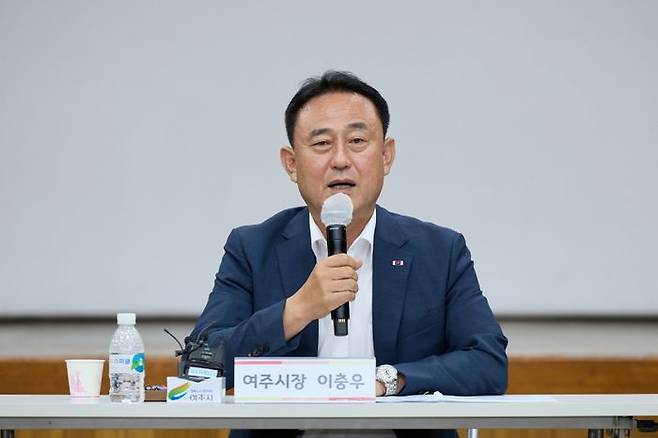 이충우 시장이 취임 1주년 기념 기자 간담회에 인사말을 하고 있다ⓒ여주시 제공