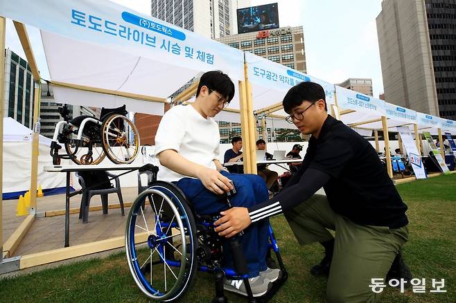 23일 오후 서울 중구 서울광장에서 열린 ‘2023 동행 어울림 광장’ 행사에서 한 시민이 수동 휠체어를 전동 휠체어로 바꿔 주는
 ‘토도 드라이브’를 시승하고 있다. 서울시는 장애인 등 사회적 약자의 일상을 체험하고 관련 기술을 경험할 수 있는 이 행사를 
매달 서울광장에서 열고 있다. 전영한 기자 scoopjyh@donga.com