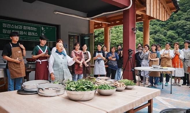 사찰음식 명장인 정관 스님이 전남 장성군 북하면 백양사 천진암에서 템플스테이 참가자들에게 사찰음식을 선보이고 있다. 장성군 제공