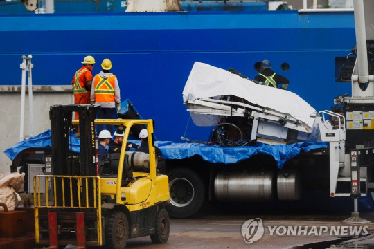 캐나다 해안경비대 항구에서 잠수정 잔해가 견인되고 있다. [세인트존스(캐나다 뉴펀들랜드주) 로이터=연합뉴스]