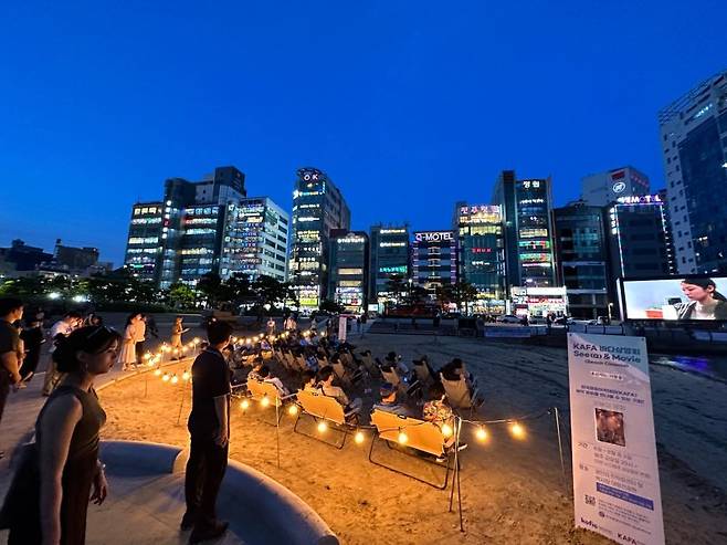 부산시민들이 지난 23일 저녁 광안리 해변가 민락회센터 인근에 설치된 대형 전광판에서 영화를 관람하고 있다. 영화진흥위원회 제공