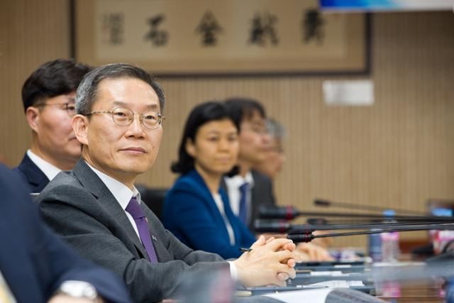 이종호 과학기술정보통신부 장관이 1일 대전 유성구 한국전자통신연구원에서 열린 반도체 설계검증 인프라 활성화 사업 업무협약식에서 '반도체설계검증인프라활성화 사업' 관련 발표를 듣고 있다. 과학기술정보통신부 제공