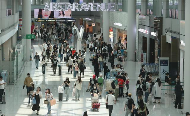 지난 5일 인천국제공항 제1터미널 면세구역이 해외여행객 등 출국자들로 붐비고 있다. 뉴스1