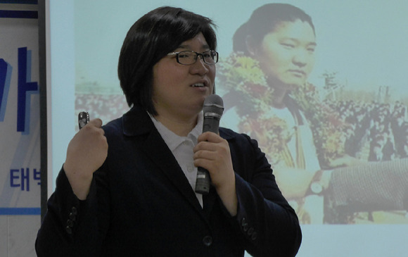 29일 한국 여자 역도 국가대표 출신 장미란(40) 용인대학교 체육학과 교수가 문화체육관광부 2차관에 발탁됐다. 사진은 지난 2016년 폐광촌인 강원 태백시 철암중고교에 열린 '찾아가는 스포츠멘투링 교실' 강연 모습.[사진=뉴시스]