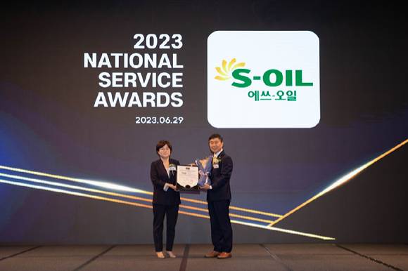 S-OIL은 29일 JW메리어트 동대문 스퀘어에서 열린 ‘2023 국가서비스대상’ 시상식에서 6년 연속 주유소 부문 및 모바일 주유앱부문에서 1위에 선정되었다. 사진은 이기봉 S-OIL 영업전략부문장 (우측), 하수경 2023 국가서비스대상 심사위원장 [사진=S-OIL]