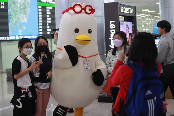 지난 4월 28일 부산 김해국제공항 입국장이 부산을 찾은 일본 관광객으로 붐비고 있다.[연합뉴스]