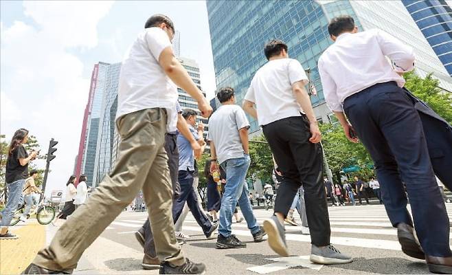 정부가 도입한 통합연금포털의 퇴직연금펀드 수익률이 투자자가 실제 거둔 수익률과 전혀 다르게 공시되면서 혼란을 부채질한다는 비판이 나온다. 시민들이 서울 여의도 거리를 걷고 있다.  /최혁 기자