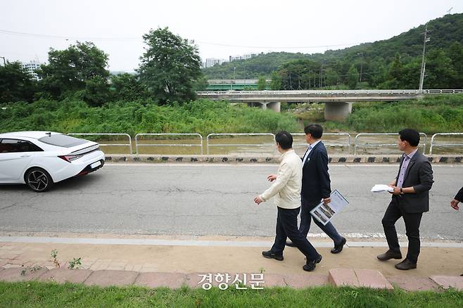 지난 28일 오후 오병권 경기도 행정1부지사가 집중호우 피해 예방을 위한 침수방지시설 설치 관련 현장 점검 및 공동주택 침수방지시설 설치 현장 확인을 위해 용인 죽전1동 일대 및 고기교를 방문하여 현장을 점검하고 있다. /경기도 제공