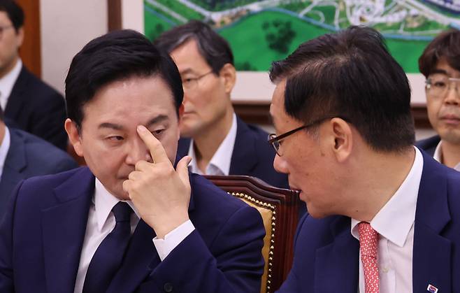 원희룡 국토교통부 장관이 29일 오전 서울 여의도 국회에서 열린 국토교통위 전체회의에서 어명소 제2차관과 대화하고 있다.  연합뉴스