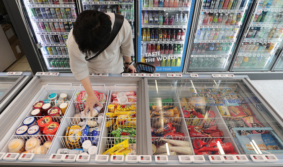 A customer selects an ice cream at a convenience store in Seoul. [NEWS1]