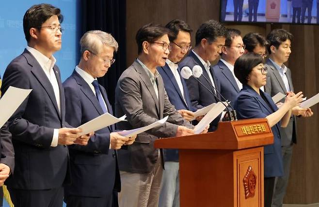 문재인 정부 청와대 출신 의원들이 29일 국회에서 윤석열 대통령의 ‘반국가세력’ 발언 규탄 기자회견을 하고 있다.   연합뉴스