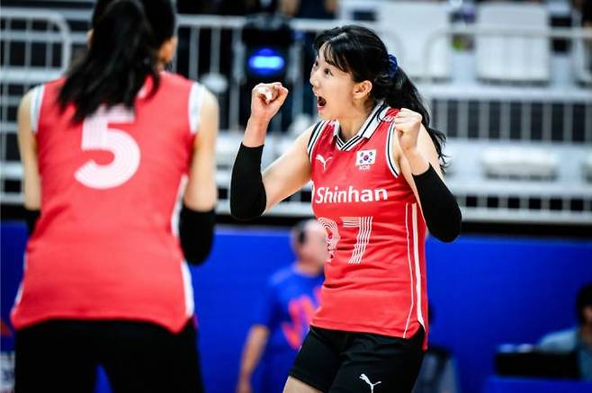 득점을 올리고 기뻐하는 강소휘. 국제배구연맹(FIVB)