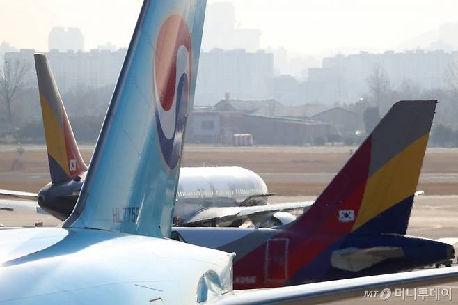 서울 강서구 김포공항 계류장에서 대한항공과 아시아나항공 여객기가 이동하고 있다. /사진=이기범 기자 leekb@