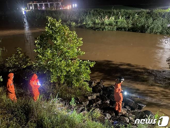 지난 27일 밤 10시32분 전남 함평군 엄다면 송로리에서 수문 관리자 67세 여성이 실종되어 소방대원들이 밤샘수색을 벌였으나 29일 오전 10시37분쯤 여성이 숨진 채 발견됐다. /사진=뉴스1(전남소방본부 제공)