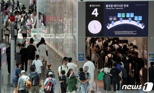 지난 18일 인천국제공항 제1여객터미널이 여행객들로 붐비고 있다. /사진=뉴스1