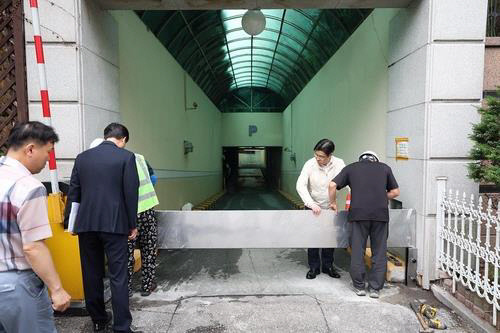 28일 오후 오병권 경기도 행정1부지사가 용인시 일대에서 집중호우에 대비해 침수방지시설 설치 현장을 점검하고 있다. 경기도청 제공