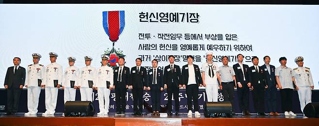 29일 오전 경기도 평택시 해군 제2함대사령부에서 열린 '제2연평해전 승전 21주년 기념행사'에서 이종섭 국방부 장관이 참수리 357호정 참전장병에게 헌신영예기장을 수여한 후 기념 촬영을 하고 있다. [연합]