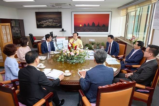 [통영=뉴시스] 신정철 기자= 경남 통영시 공직자윤리위원회(위원장 한경근, 창원지법통영지원장)는 지난 28일 통영시청 회의실에서 ‘2023년 제2차 통영시공직자윤리위원회’를 개최하고 있다.(사진=통영시 제공).2023.06.29. photo@newsis.com *재판매 및 DB 금지