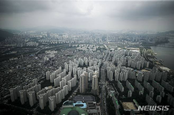 [서울=뉴시스] 정병혁 기자 = 서울 강남 지역 11개구 아파트 전세가격지수가 1년 만에 상승 전환했다. 이달 서울 아파트 전세가격지수는 지난달 84.8에서 이달 84.7로 0.1포인트(p) 감소했지만, 지난 4~5월 하락 폭이 0.7p였던 점을 감안하면 낙폭이 줄었다. 사진은 28일 서울 시내 전망대에서  바라본 서울시내 아파트의 모습. 2023.06.28. jhope@newsis.com