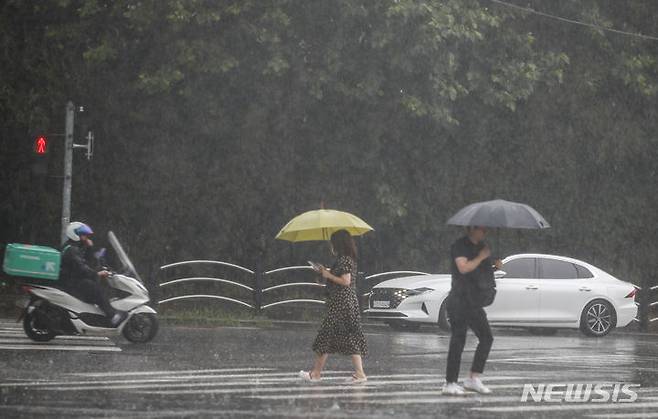 [서울=뉴시스] 정병혁 기자 = 서울과 수도권에 호우주의보가 발효된 29일 오전 서울 강서구 방화사거리 인근에 비가 쏟아지고 있다. 2023.06.29. jhope@newsis.com