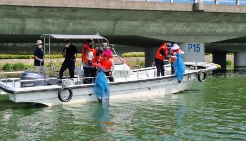 [부산=뉴시스] 부산시 수산자원연구소 직원들이 2022년 6월21일 구포대교 인근에서 동남참게를 방류하고 있다. *재판매 및 DB 금지