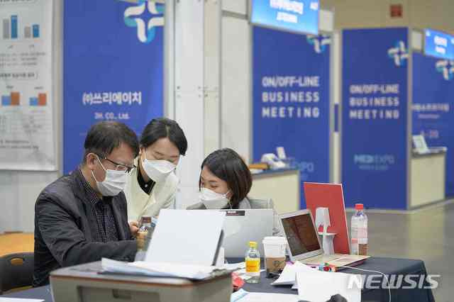 [대구=뉴시스] ‘메디엑스포 코리아 온·오프라인 수출상담회’에서 기업 간 상담하는 모습이다. 뉴시스DB. 2023.06.29. photo@newsis.com