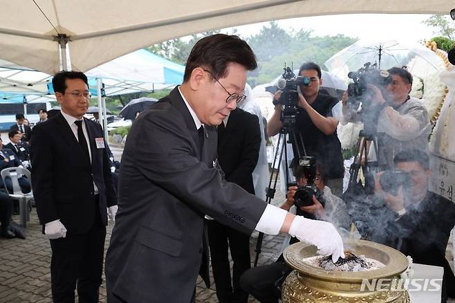 [평택=뉴시스] 김종택 기자 = 이재명 더불어민주당 대표가 29일 경기 평택시 해군 2함대 사령부에서 열린 제2연평해전 승전 21주년 기념행사에 참석해 분향하고 있다. (공동취재사진) 2023.06.29. photo@newsis.com