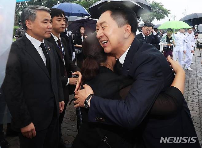 [평택=뉴시스] 김종택 기자 = 김기현 국민의힘 대표가 29일 오전 경기 평택시 해군 2함대 사령부에서 열린 제2연평해전 승전 21주년 기념행사에 참석해 유족과 인사하고 있다. (공동취재사진) 2023.06.29. photo@newsis.com