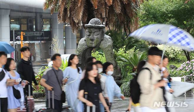 [제주=뉴시스] 우장호 기자 = 제주국제공항 1층 도착장에 가족과 친구, 연인 등 관광객들의 발걸음이 이어지고 있다. 2023.06.25. woo1223@newsis.com