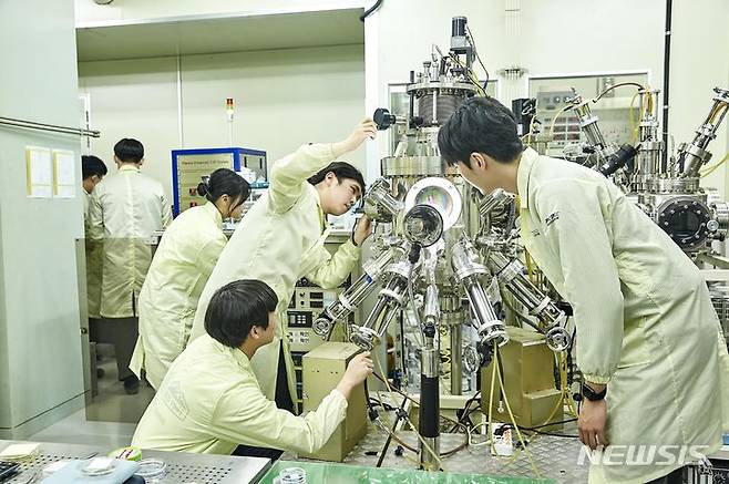 한국공대 나노반도체공학과 반도체 실습 현장.