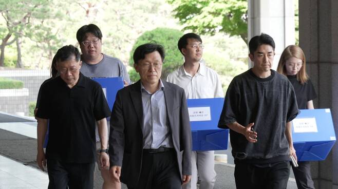 지난 23일 뉴스타파와 시민단체 관계자들이 서울중앙지검의 특수활동비 예산 기록을 수령하기 위해 청사로 들어서고 있다. 